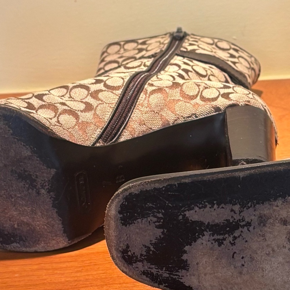 Coach Vintage Signature monogram ankle boot. - Picture 4 of 4